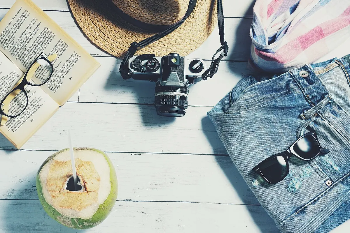 Summer Accessories Guide: How to Choose Sunglasses, Hats, and Jewelry for Your Face Shape